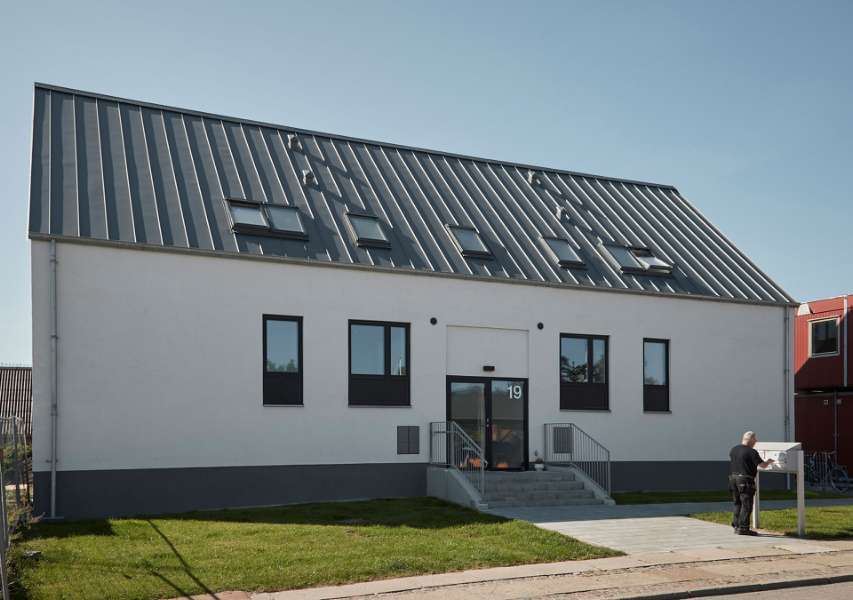 Hässliches Entlein wird mit Stahlprofilen zum schönen Schwan, Viktoriagade 17 und 19, 9400 Nørresundby, Dänemark